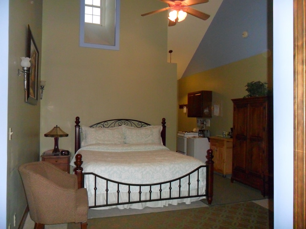Spruce Hill Inn and Cottages - photo 20
