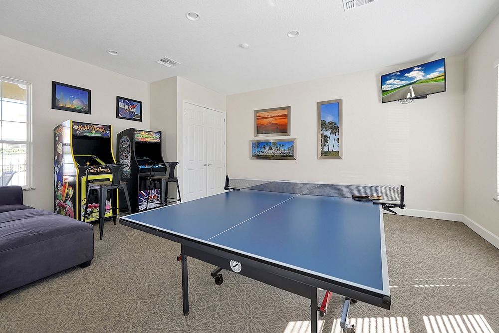 Family Friendly home w Pool & Resort Perks Near Disney — 4-Star Luxury Hotel in Orlando, United States