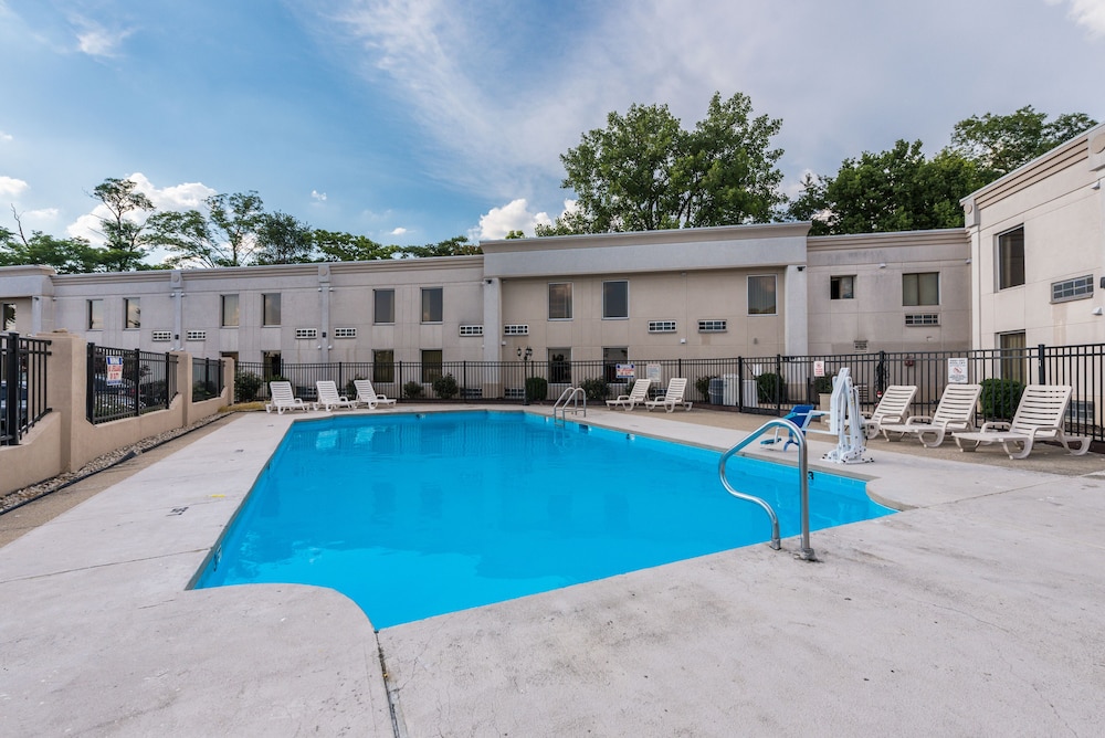Quality Inn & Suites Cincinnati Uptown Norwood - photo 30