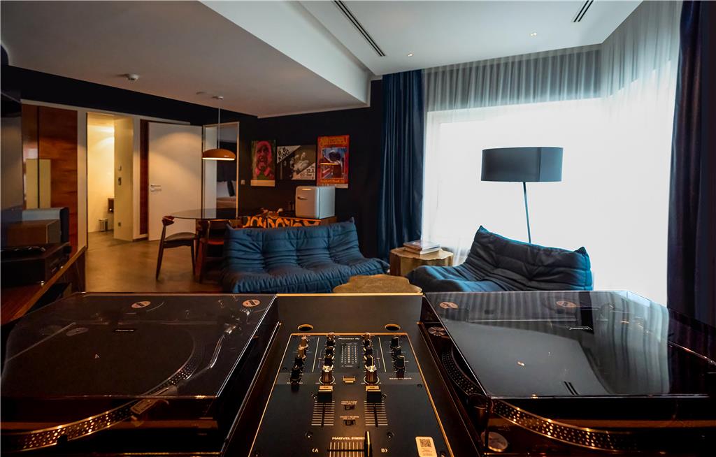 Inspired by the iconic energy of Studio 54 and the smooth legacy of jazz great Lionel Hampton — who once called this hotel home — Studio 45 is a 95qm sanctuary made for those who understand the difference between style and substance.