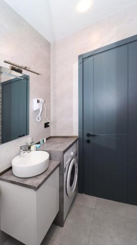 Newly Renovated Stylish 1BR Apartment For 4