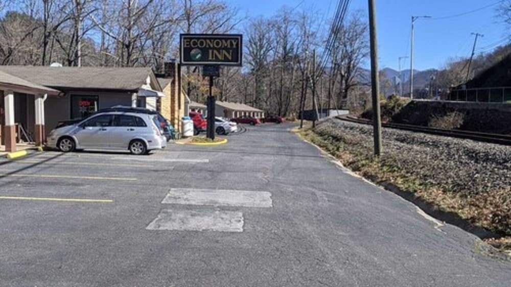 Economy Inn Sylva - photo 36