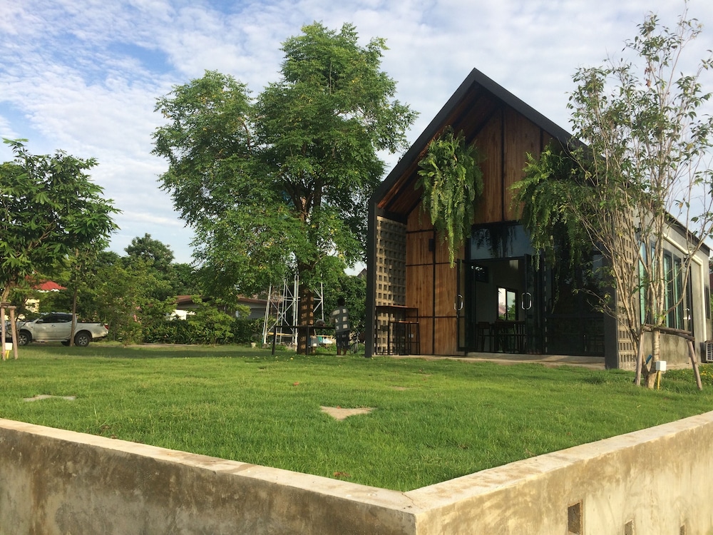 Golden Palm Resort - carbon neutral hotel in Chom Thong