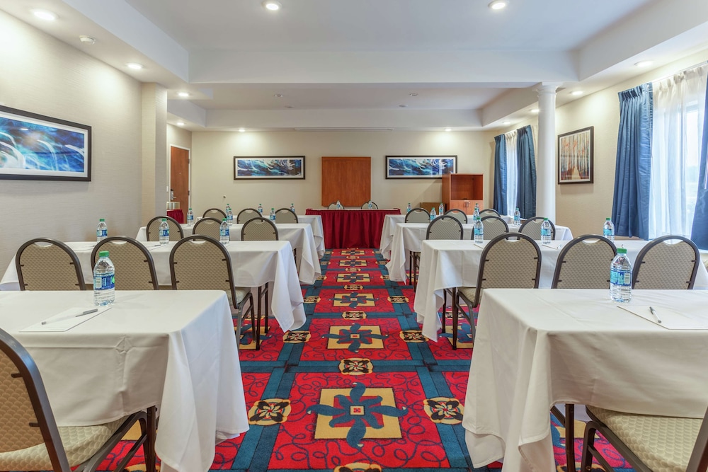 Hampton Inn Jefferson City at Capital Mall - photo 23