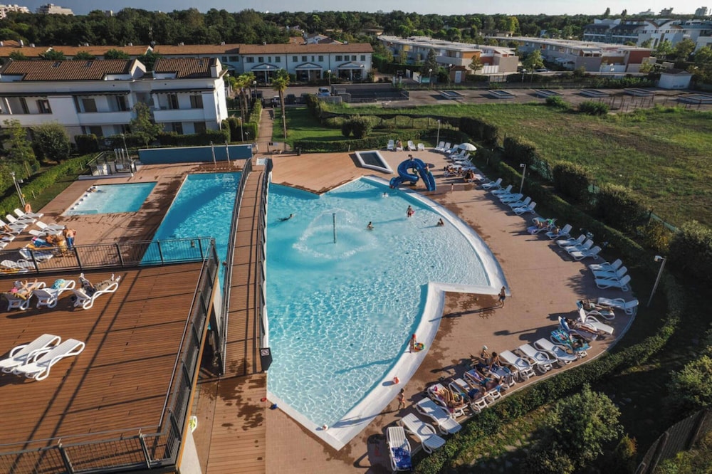 Cozy Flat in a Residence With Swimming Pool — 4-Star Luxury Hotel in San Michele Al Tagliamento, Italy