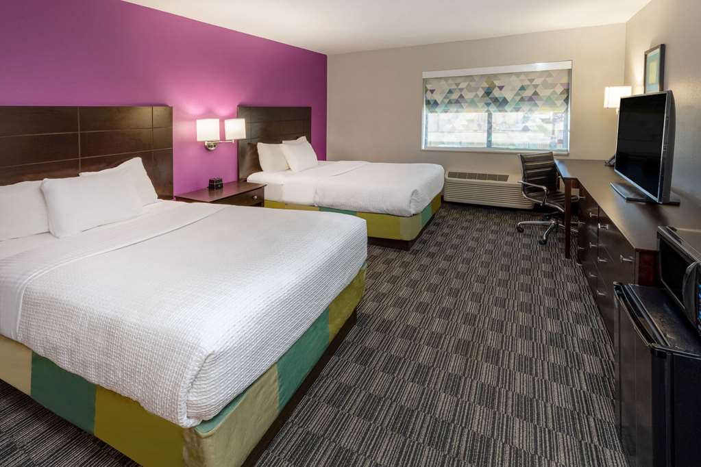 La Quinta Inn & Suites by Wyndham Houston NW Brookhollow - photo 16