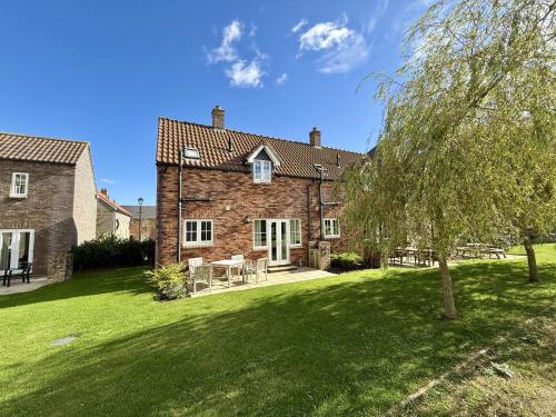 High Tide Cottage Part of the The Bay Filey Holiday Village with pool gym and direct beach access pub restaurant tennis and meadows walks — 4-Star Luxury Hotel in Filey, United Kingdom