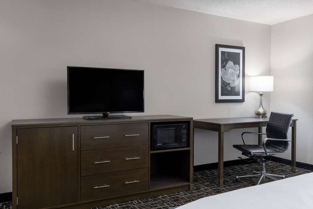 La Quinta Inn & Suites by Wyndham Covington - photo 40