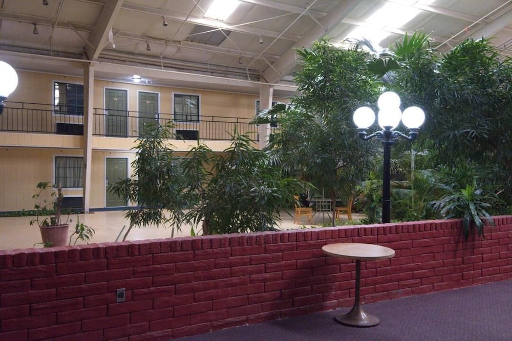 Econo Lodge Elk City - photo 13