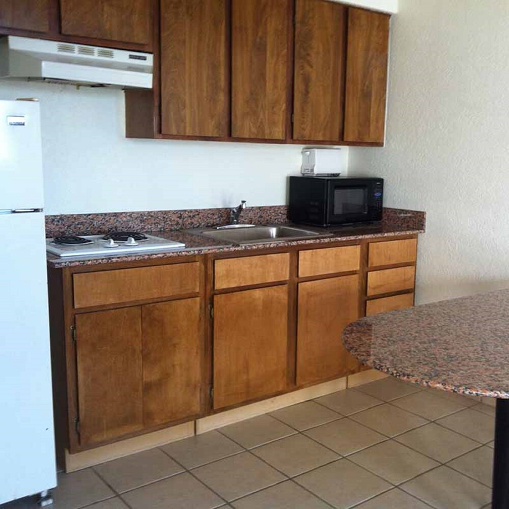 Oaktree Inn and Suites - photo 8