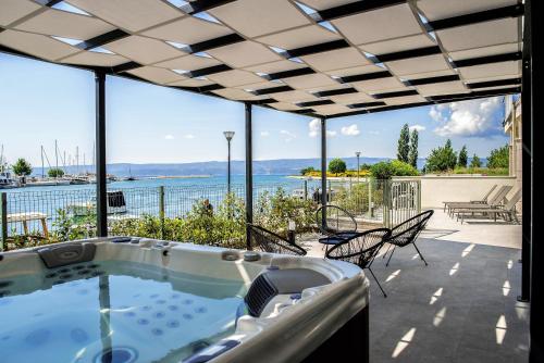 Luxury Apartment with Hot Tub — 4-Star Luxury Hotel in Omis, Croatia