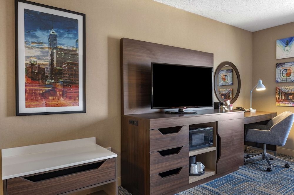 Hampton Inn Greenfield - photo 30