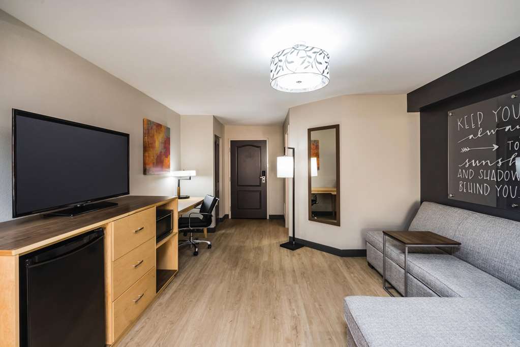 La Quinta Inn & Suites by Wyndham Chattanooga Hamilton Place - photo 17