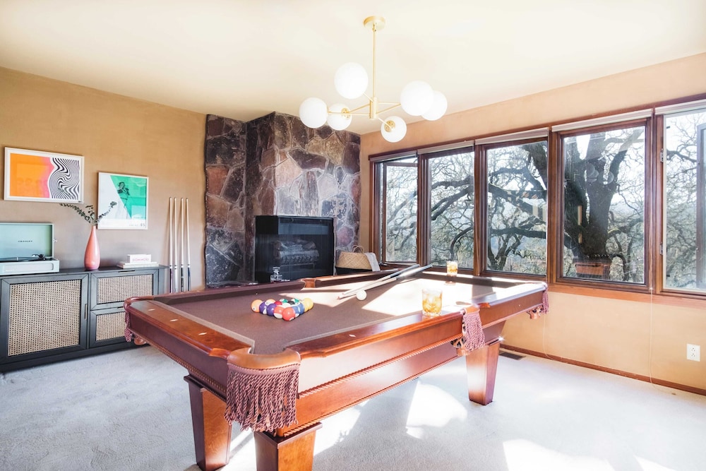 3.5 acre 5bdr Rereat w Views Pool Hot Tub Fire Pit Gable by Avantstay - photo 10