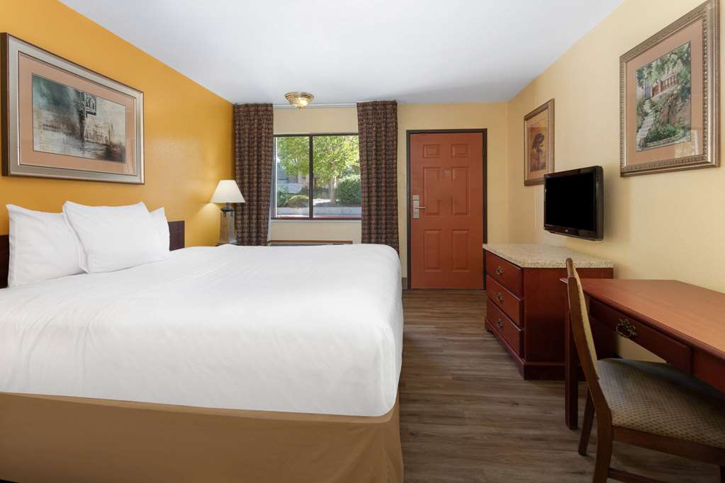Travelodge by Wyndham Albuquerque East - photo 20