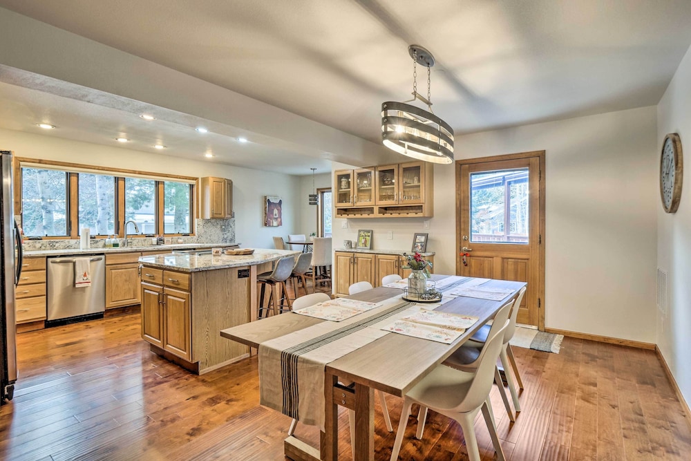 Bright Eagle vail Escape w Deck Mtn Views in Avon, United States