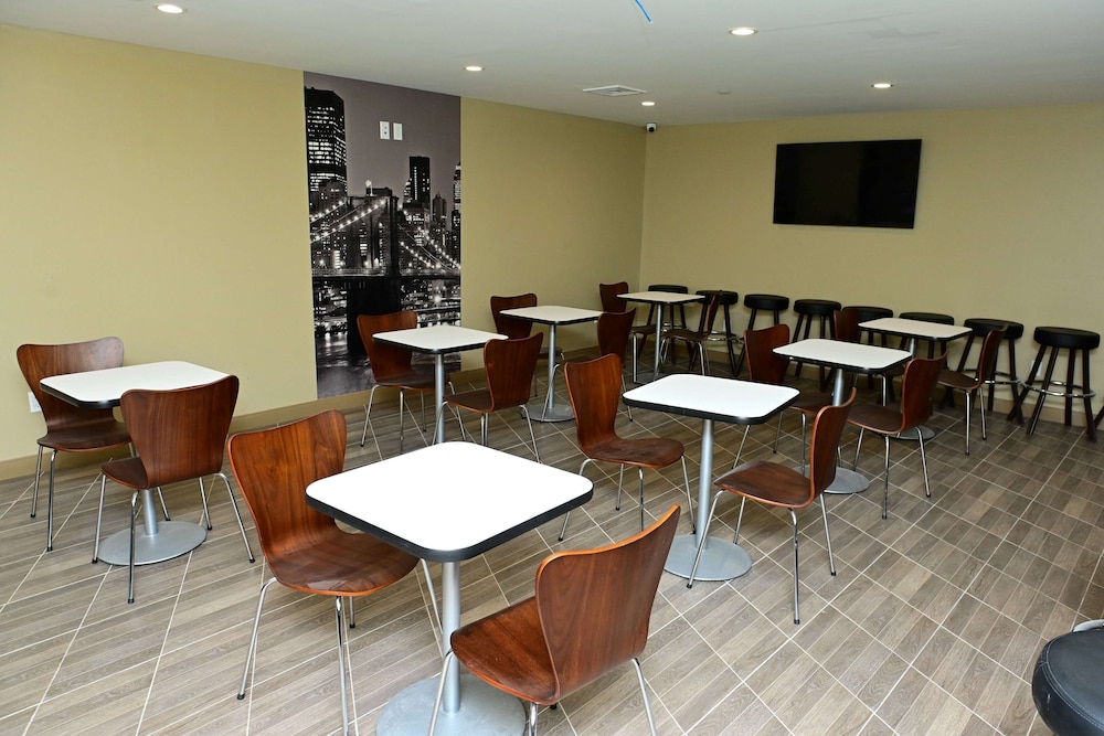 Super 8 by Wyndham Bronx Near Botanical Garden - photo 24
