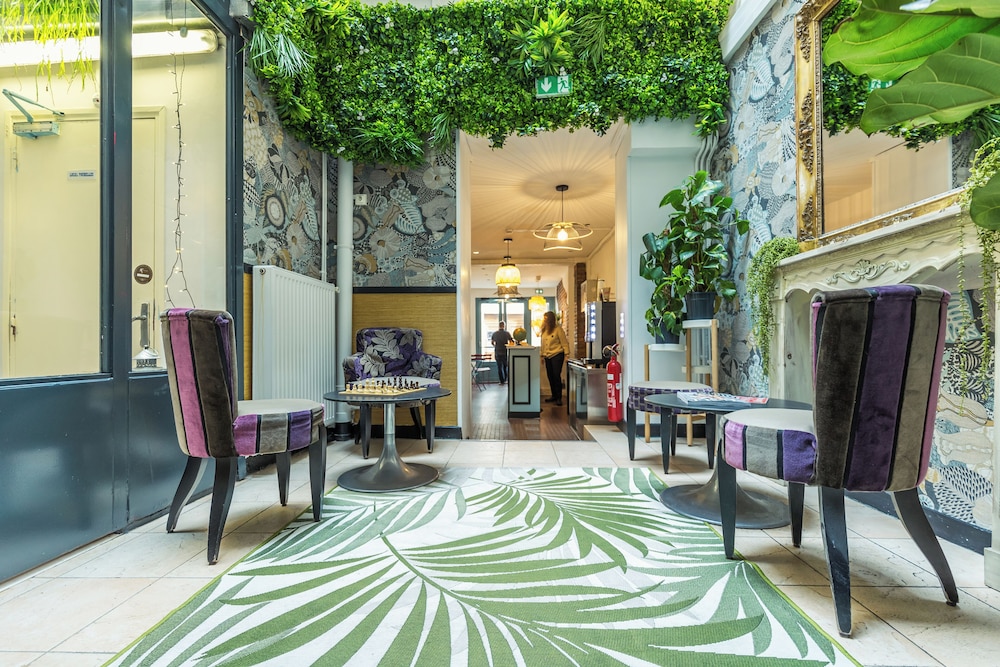 Young & Happy Hostel