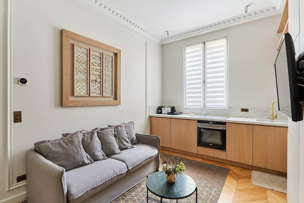 Magnificent Apartment Etoile — 4-Star Luxury Hotel in Paris, France