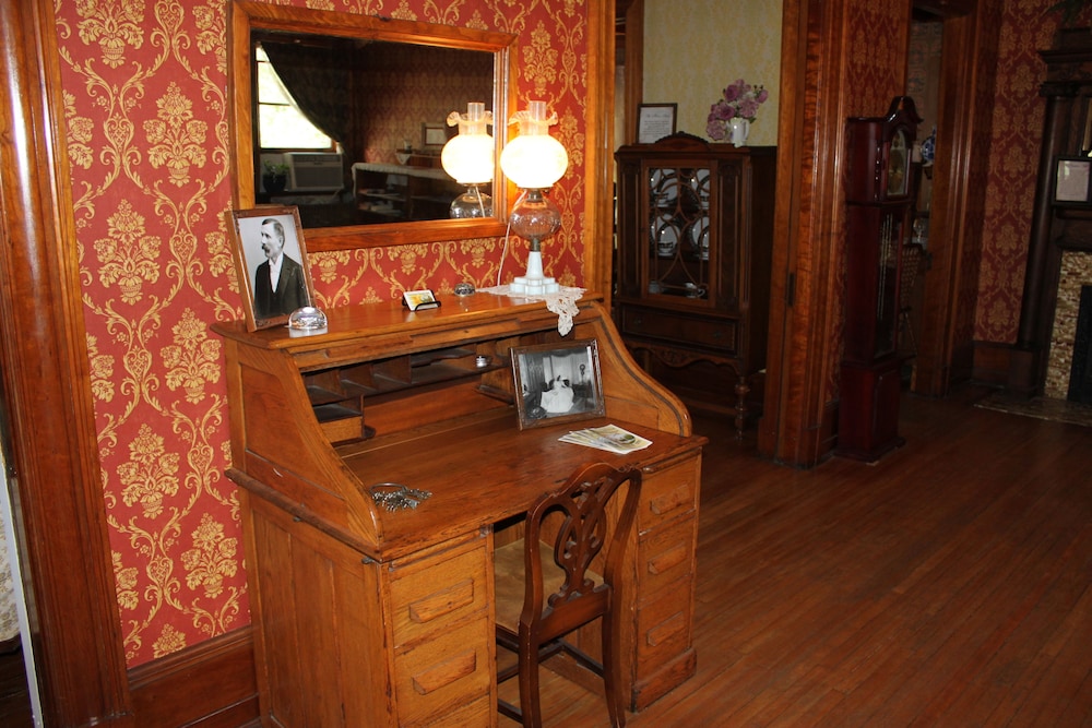 Victorian Charm Inn - photo 4