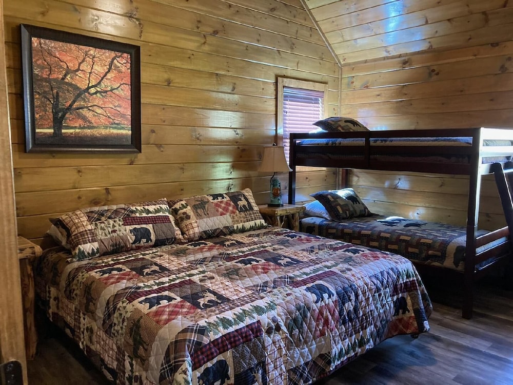 Bear Paws Up - last minute hotel in Pigeon Forge