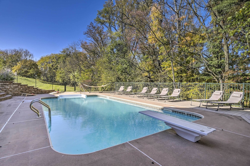 Pool Games and Sauna Mount Joy Countryside Cabin — 4-Star Luxury Hotel in Mount Joy, United States