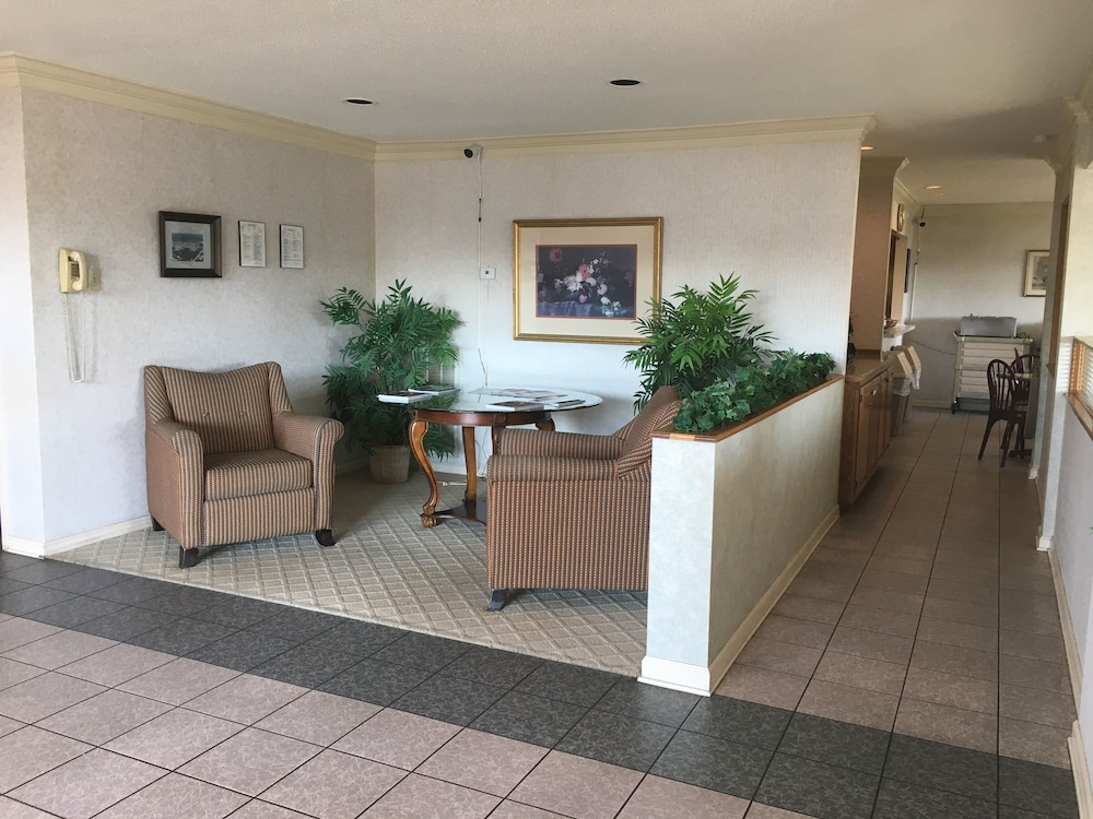 Ambassador Inn And Suites - photo 22