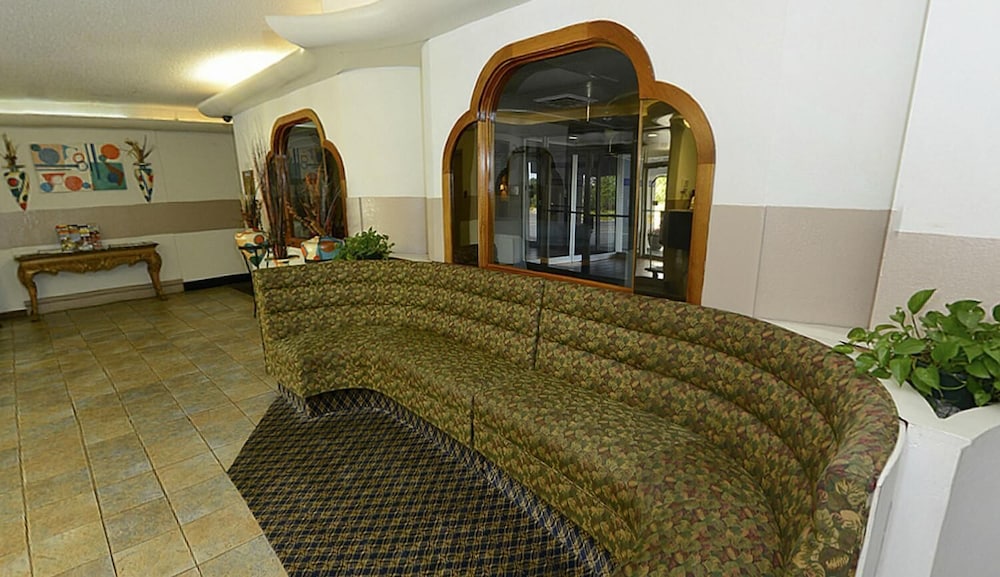 Howard Johnson by Wyndham Benton Harbor St. Joseph - photo 27