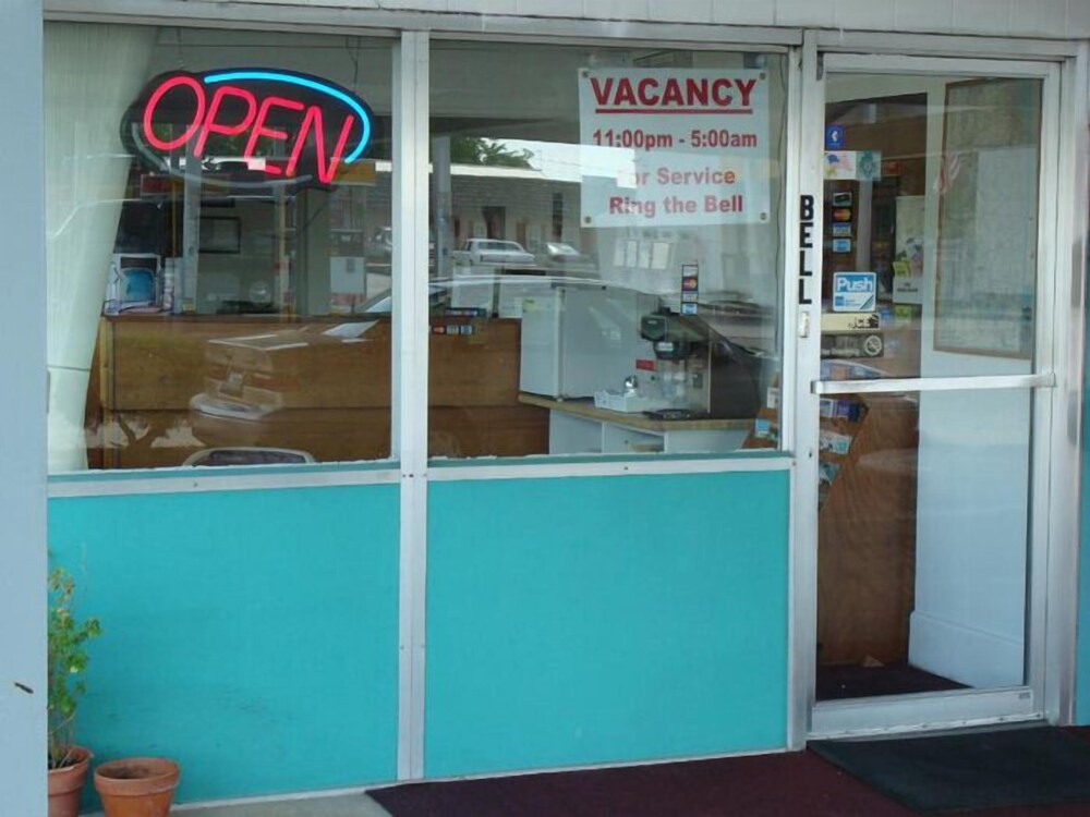 Gray Plaza Motel - photo 3