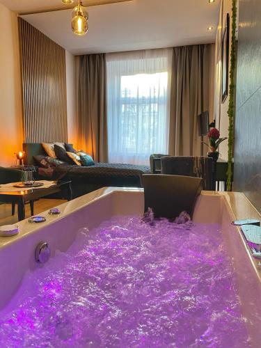 Apartament czarny z jacuzzi — 4-Star Luxury Hotel in Krakow, Poland
