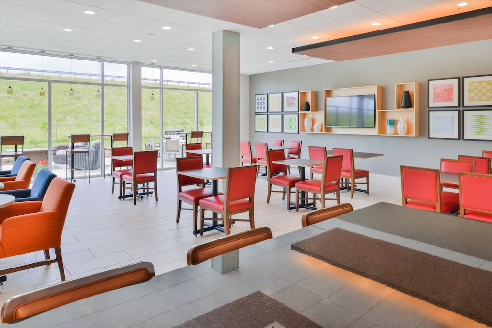 Holiday Inn Express & Suites Salem by IHG - photo 39