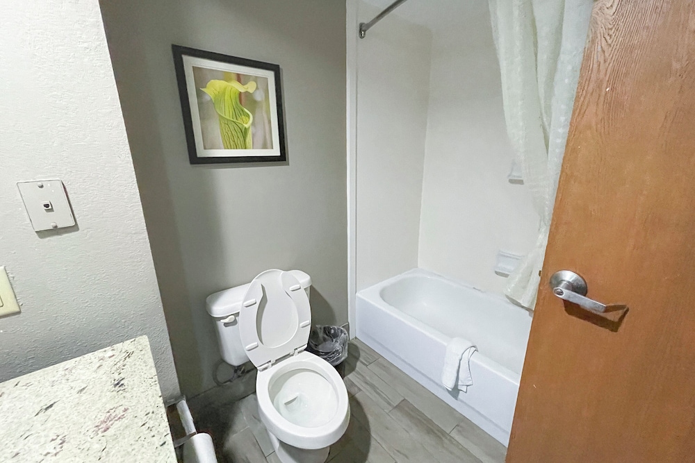 La Quinta Inn & Suites by Wyndham Jackson North - photo 32