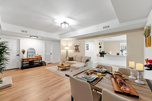 Modern Escape Pool Golf Game Room Gym 10min Lake & Downtown — 4-Star Luxury Hotel in Woodstock, United States