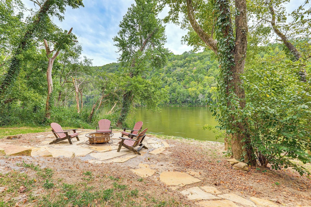 Relax On The River Modern Mountain View Escape — Mountain View