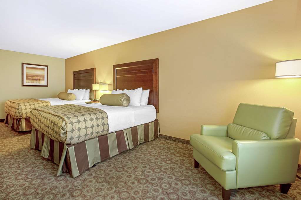 La Quinta Inn & Suites by Wyndham Dickinson - photo 18