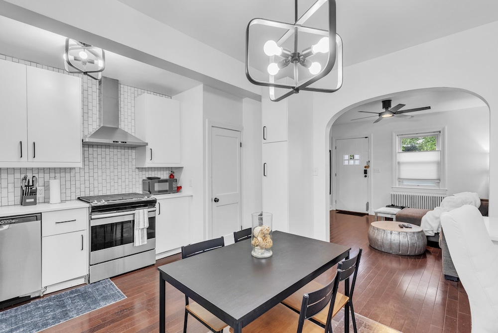 Cozy Getaway Quiet Neighborhood Near DT townhouse — 4-Star Luxury Hotel in Baltimore, United States