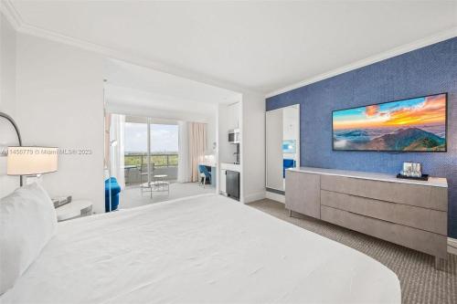 Fontainebleau Miami Beach Junior Suite — 4-Star Luxury Hotel in Miami Beach, United States