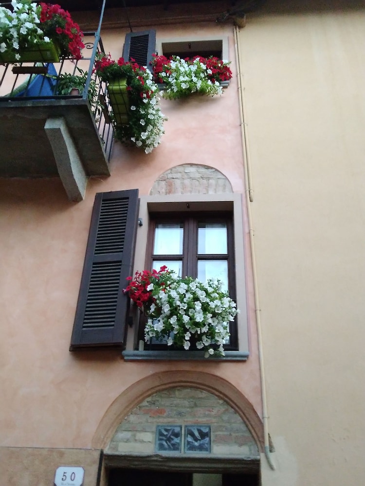Holiday House Antica Dimora Soggiorni in Langa Centro Storico la Morra — 4-Star Luxury Hotel in La Morra, Italy