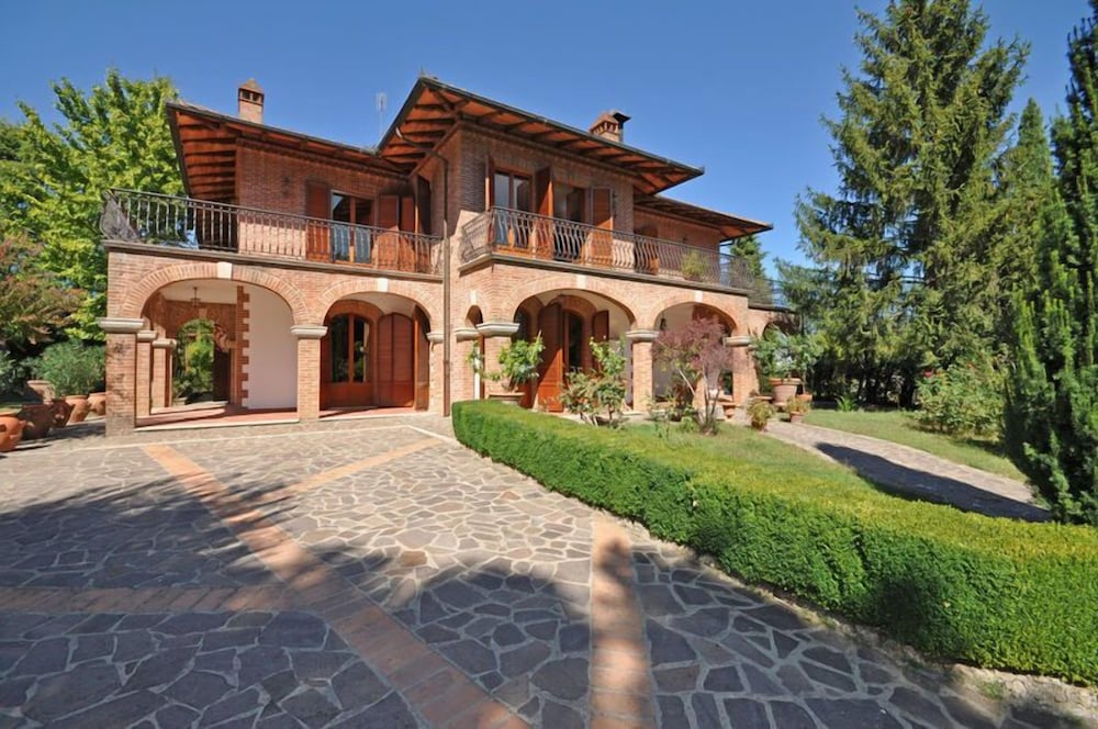 Villa Lauretana — 4-Star Luxury Hotel in Torrita Di Siena, Italy