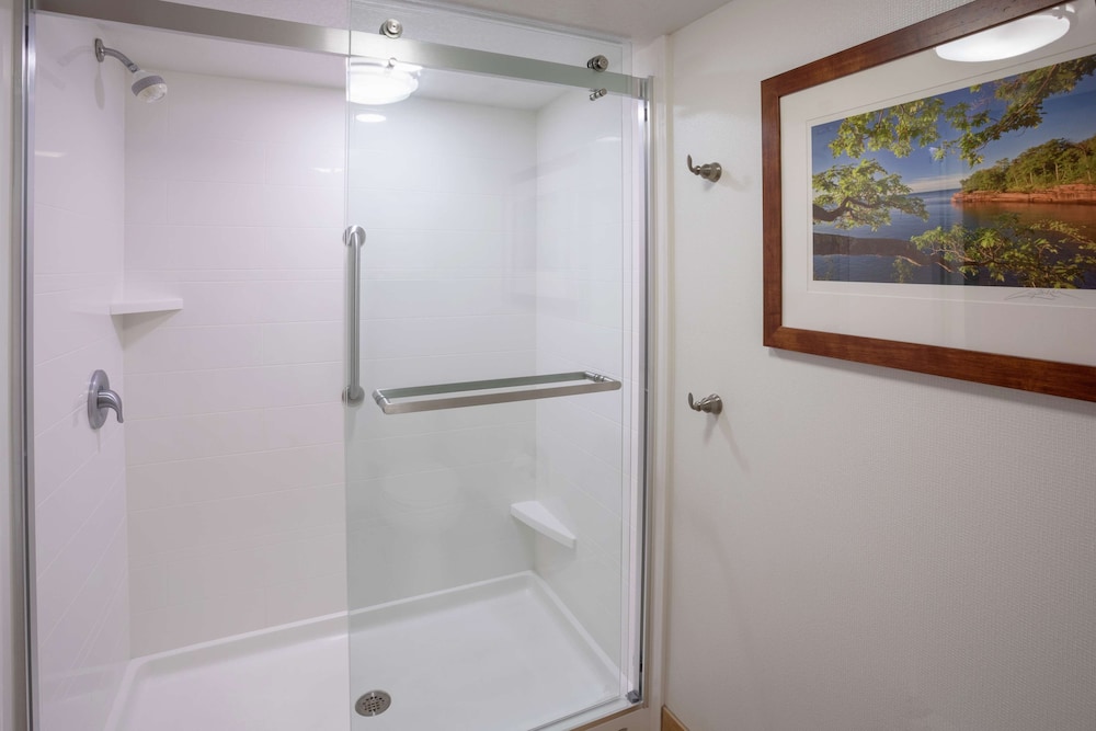 Hampton Inn Duluth Canal Park - photo 42