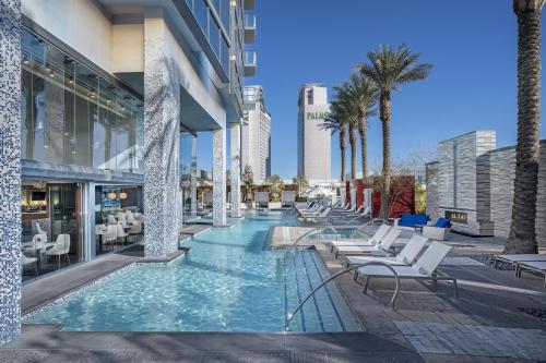 Palms Place Strip View High floor Free parking