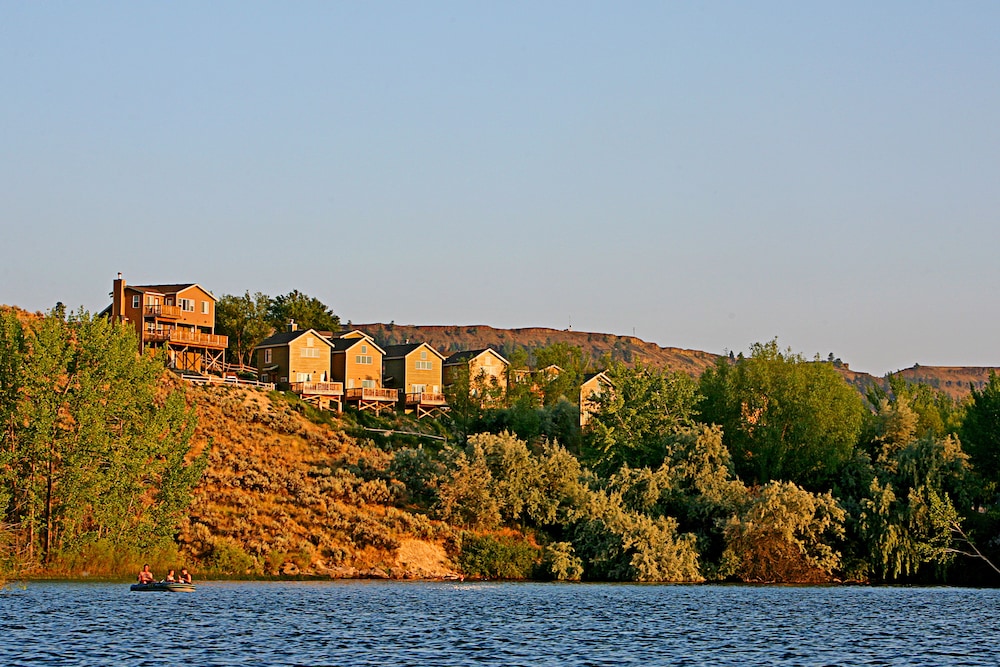 Sunbanks Lake Resort in Great Falls, United States