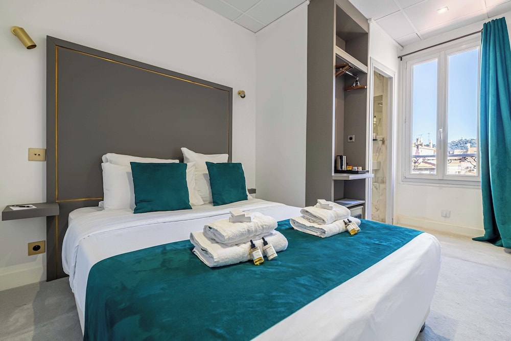 Hotel Avaton Cosy Bedroom Cannes Centre