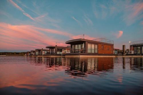 Hausboot Grasshopper - carbon neutral hotel in Klitten