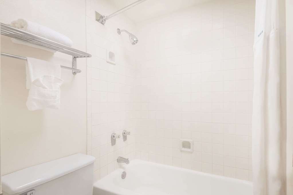 Ramada by Wyndham Albuquerque Airport - photo 18