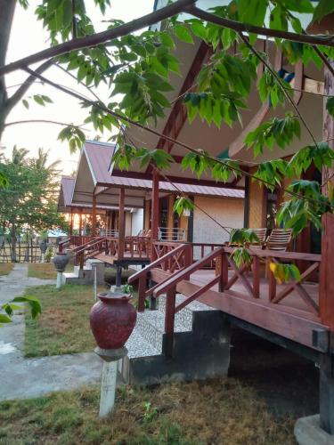 Why Not Bar And Bungalows — hotel in Pemenang