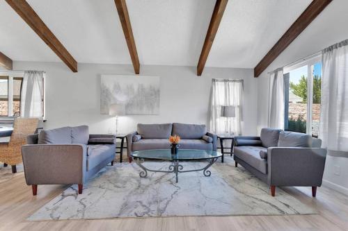 High Desert Dream on the Fairway WiFi Smart TVs — hotel in Victorville