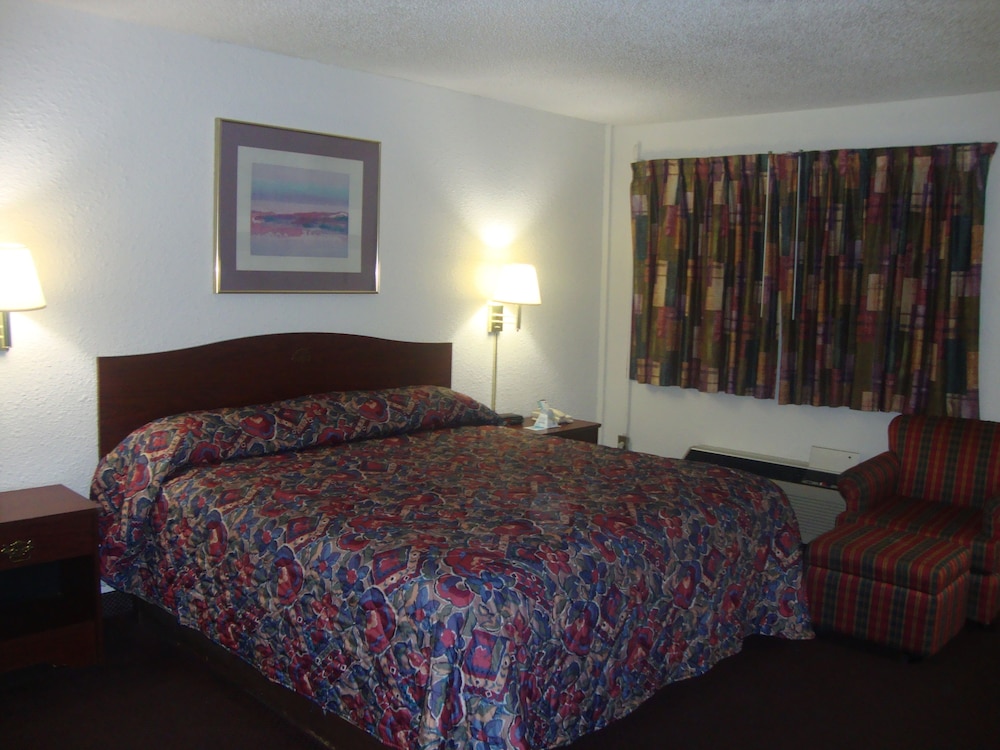 Topeka Plaza Inn - photo 11