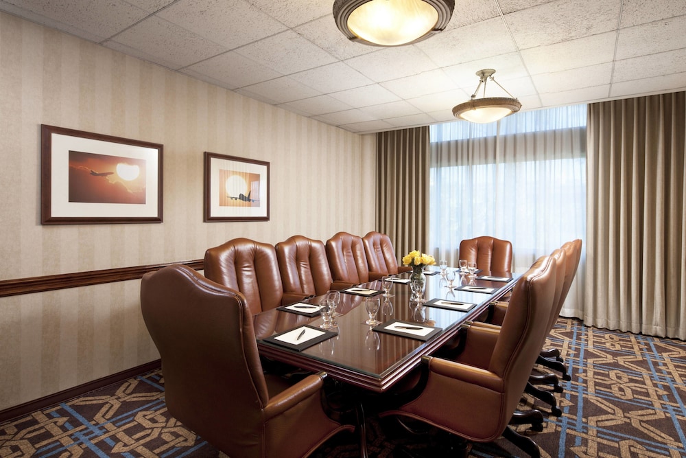 Sheraton Ontario Airport Hotel - photo 21