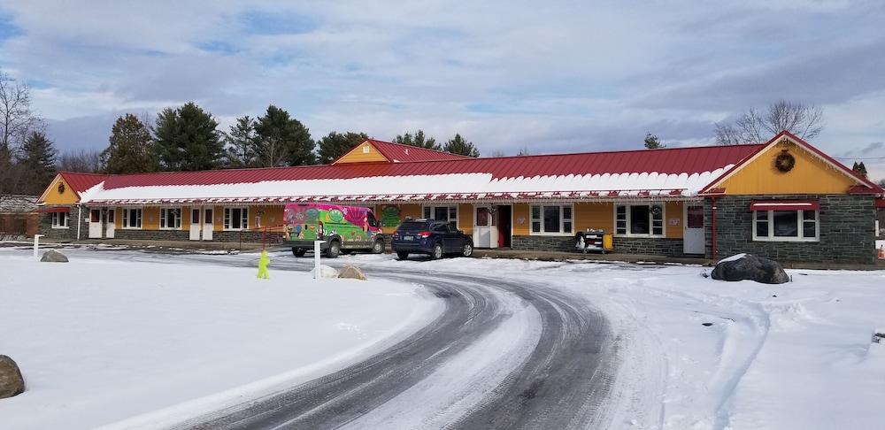 Middlebury Sweets Motel - photo 2
